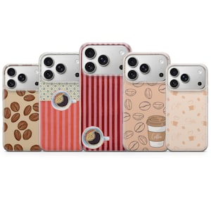 Può includere: Cinque cover per smartphone con motivi a tema caffè. I design includono chicchi di caffè marroni, strisce verticali rosse con una tazzina, uno sfondo beige con chicchi e un bicchiere da asporto, e uno sfondo chiaro con icone di caffè.