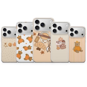 Peut inclure: Cinq coques de smartphone avec des motifs sur le thème de l'automne. Les designs incluent des ours en costume de citrouille, un croissant, une tasse avec le texte 'rhode', des lunettes, des citrouilles et des rayures orange sur fond beige.
