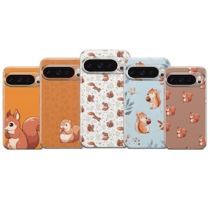 Puede incluir: Cinco fundas para smartphone con ilustraciones de ardillas. Los diseños incluyen naranja sólido, naranja con un patrón sutil de hojas, fondo blanco con estampado de ardillas y follaje, fondo azul claro y fondo marrón con ardillas.