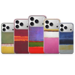 Op de afbeelding: Vijf smartphonehoesjes op een rij, elk met een uniek abstract kleurblokontwerp. De hoesjes tonen horizontale banden in verschillende kleuren, waaronder olijfgroen, geel, donkerrood, oranje, paars, roze, wit en marineblauw.