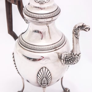 Silver-plated metal and exotic wood coffee pot — Empire style — bird-shaped spout — claw feet — H.27cm