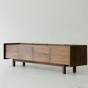 Massive Walnuss Mitte des Jahrhunderts moderne Sideboard-Medien-Konsole, minimalistisches Low-Profile-Credenza, Japandi TV-Ständer Wohnzimmermöbel