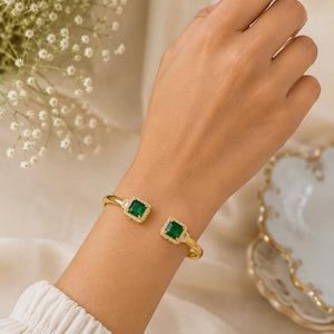 Smaragdgrün Offene Armreif, Vergoldeter Messing Armreif, Smaragdschliff CZ Statement Schmuck