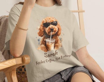 Camiseta unisex personalizada con un adorable perro caniche bebiendo café helado / Camiseta unisex con nombre personalizado