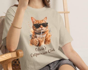 Camiseta personalizada con un lindo gato tomando café helado / Camiseta unisex con nombre personalizado para gato / Regalo para él, ella, hermana o hija / Regalo de cumpleaños