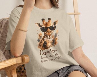 Camiseta personalizada con una linda jirafa tomando café helado / Camiseta unisex personalizada con jirafa / Regalo para él, ella, hermana o hija / Regalo de cumpleaños