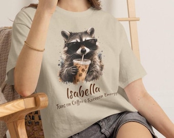 Camiseta personalizada con mapache bebiendo café helado / Camiseta unisex personalizada / Regalo para él, ella, hermana o hija / Regalo de cumpleaños
