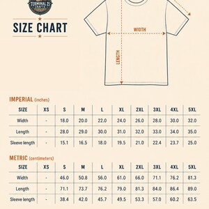 Puede incluir: Una tabla de tallas de camiseta beige de Terminal 21 Crafts con un dibujo lineal de una camiseta que indica el ancho, el largo y el largo de la manga. La tabla proporciona medidas en cent&iacute;metros para las tallas S a 5XL, incluyendo ancho, largo y manga.