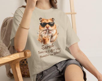 Camiseta unisex con hámster tomando café personalizado / Camiseta unisex con nombre personalizado