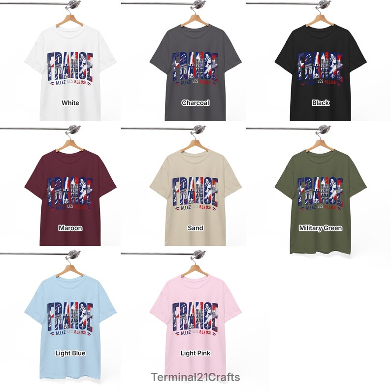 Puede incluir: Una colecci&oacute;n de camisetas de manga corta en blanco, carb&oacute;n, negro, granate, arena, verde militar, azul claro y rosa claro. Cada camiseta presenta un estampado gr&aacute;fico con el texto FRANCE y ALLEZ LES BLEUS en azul, blanco y rojo.