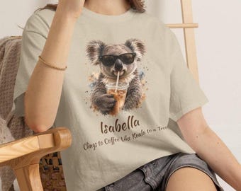 Camiseta personalizada de koala bebiendo café helado / Camiseta unisex de koala personalizada / Regalo para él, ella, hermana o hija / Regalo de cumpleaños