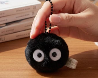 すすきの妖精ぬいぐるみキーホルダー – スタジオジブリ すすわたりバッグチャーム – かわいい黒ふわふわキーホルダー | すすきの森の精霊 | オタクへの贈り物