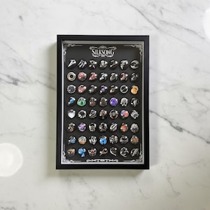 Silksong Charms Displayram | Magnetisk Skuggask | Komplett set med 56 Charms eller Vapensköldar | Samlargåva i Hollow Knight | Väggdekoration för spel