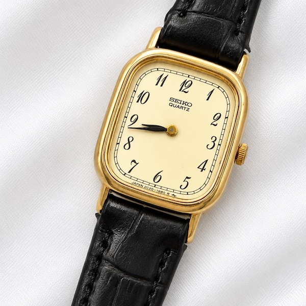 Seltene Vintage Seiko Tank Damenuhr | Vergoldete, quadratische Quarzuhr, elfenbeinfarbenes Zifferblatt, schwarzes Lederarmband