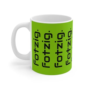 Könnte beinhalten: Weiße Keramiktasse mit hellgrünem Hintergrund und dem Wort "Fotzig" in schwarzer Schrift mehrfach vertikal gedruckt. Die Tasse hat einen gebogenen Henkel und eine glänzende Oberfläche.