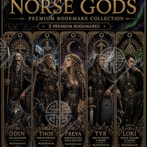 Può includere: Un set di cinque segnalibri premium intitolati Norse Gods di BlackDahliaNordic. Ogni segnalibro presenta illustrazioni dettagliate di Odino, Thor, Freya, Tyr e Loki con testo dorato e bordi decorati su uno sfondo scuro con corvi e aurora.
