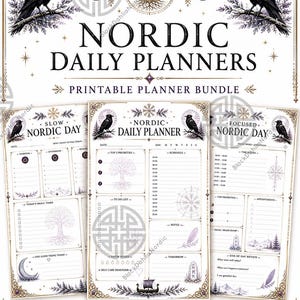 Op de afbeelding: Een printbare dagplanner-set met drie verschillende paginalay-outs, voorzien van Noordse illustraties van raven, bomen en runen. De tekst bevat NORDIC DAILY PLANNERS, SLOW NORDIC DAY en FOCUSED NORDIC DAY met secties voor dagplanning.