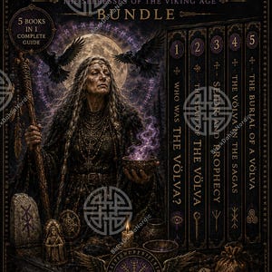 Könnte beinhalten: Ein fünfteiliges Buchpaket mit dem Titel Who Was The Völva? The Seeresses of the Viking Age. Das Cover zeigt eine Illustration einer Frau mit Stab und leuchtender Schale, zwei Raben, fünf Buchrücken sowie verschiedene nordische Symbole und Runen.