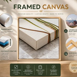 Op de afbeelding: Een vierkant ingelijst canvas met een getextureerd gebroken wit oppervlak met dunne diagonale groene en bruine lijnen. De productweergave bevat tekstlabels voor premium canvas, Japanse Mimaki inkjetprinter en een frame van massief hout.