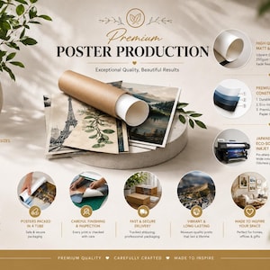 Op de afbeelding: Een promotionele afbeelding voor premium posterproductie met een bruine kartonnen verzendkoker op een stapel gedrukte posters. De afbeelding bevat tekstuele details over papierkwaliteit, printtechnologie en een lijst met beschikbare formaten in inches.