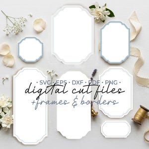 Pode incluir: Uma coleção de etiquetas e molduras brancas com bordas azul-claras em várias formas e tamanhos, com o texto SVG, EPS, DXF, PDF, PNG, digital cut files e frames & borders, dispostos sobre uma superfície branca com flores.