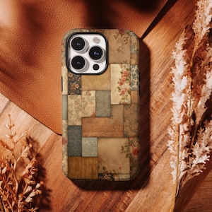 Può includere: Una custodia per smartphone con un design patchwork di vari motivi di ispirazione vintage, tra cui stampe floreali tenui, rettangoli testurizzati beige, marroni e blu e texture di carta invecchiata, con un ritaglio nero per la fotocamera.