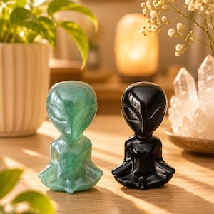 Handgesneden kristallen Alien Friend, yoga Alien-beeldje