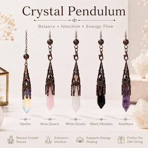 Könnte beinhalten: Fünf Kristallpendel an bronzefarbenen Metallketten, jedes mit einem spitzen Stein in einer verzierten Metallkappe. Die Steine sind als Opalit, Rosenquarz, Weißquarz, schwarzer Obsidian und Amethyst beschriftet. Text: Crystal Pendulum, Balance, Intuition, Energy Flow.