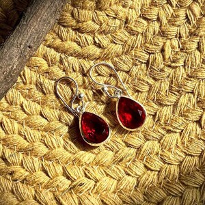 Pendientes de rubí rojo: Pendientes hechos a mano de plata de ley 925, pendientes colgantes, pendientes de gancho, regalo de aniversario para ella.