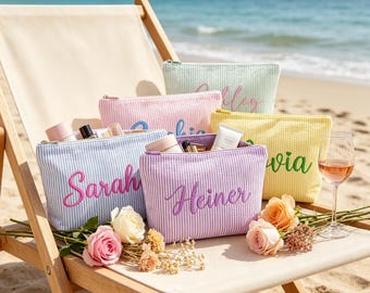 Personalisierte Brautjungfer Make-up-Tasche, gestickte Seersucker Reisetasche, Name Kosmetiktasche, Sommer-Strand-Tasche, Kulturtasche, Brautjungfer Geschenk