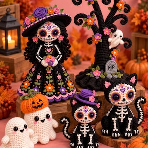 Op de afbeelding: Een verzameling gehaakte Halloween-figuren, waaronder een skeletpop in een bloemenjurk, een zwarte boom met een geest en een grafsteen met de tekst RIP, twee witte geesten en twee zwarte skeletkatten met kleurrijke gezichtspatronen en hoeden.