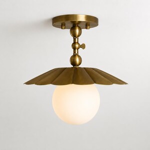 Plafoniera semi-incasso in ottone realizzata a mano / Lampada da soffitto a globo in stile metà secolo / Apparecchio con vetro smerlato