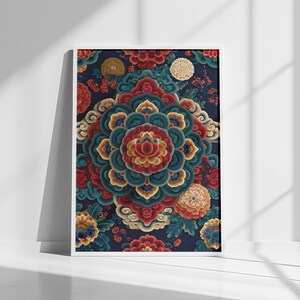 Può includere: Una stampa artistica da parete rettangolare in una cornice bianca con uno sfondo blu navy scuro e un motivo floreale simmetrico a strati in tonalità rosso intenso, verde acqua, oro e crema, con forme di petali e motivi a nuvola.