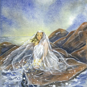 Op de afbeelding: Aquarel schilderij van een persoon in een witte trouwjurk en sluier, zittend op rotsen bij de oceaan. De persoon houdt een boeket witte bloemen vast. De lucht is blauw met wolken.