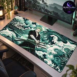 Puede incluir: Una alfombrilla de escritorio rectangular con un personaje de pelo verde con traje negro que sostiene tres espadas. El fondo muestra un gran dragón serpenteante entre olas arremolinadas de color verde azulado y blanco.