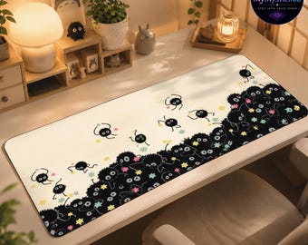 Peut inclure: Un tapis de bureau rectangulaire avec un fond crème orné de petits esprits de suie noirs et duveteux ainsi que d'étoiles colorées. Le motif se transforme en un amas dense de ces esprits noirs le long du bord inférieur droit du tapis.