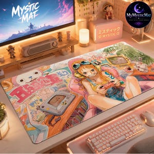 Può includere: Un tappetino da scrivania rettangolare con una vivace illustrazione in stile anime di un personaggio dai capelli arancioni che indossa cuffie e gioca con una console portatile. Il design include grafiche colorate, testo giapponese e un controller.