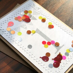 Gepersonaliseerde aangepaste handgemaakte gelukkige verjaardagskaart - Hand gestempeld leeftijd rode ballonnen Confetti Design