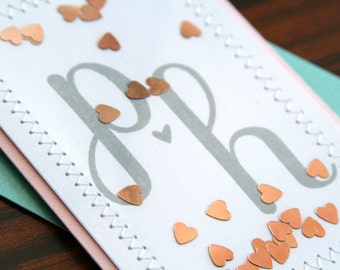 Tarjeta de felicitación de boda personalizada y hecha a mano: iniciales estampadas a mano, corazones de cobre y confeti.