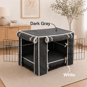 Puede incluir: Una funda para jaula de mascota en color gris oscuro, hecha de material texturizado tipo vellón con ribetes blancos. La funda cuenta con paneles laterales enrollables sujetos con lazos, diseñada para una jaula de metal con dos puertas.