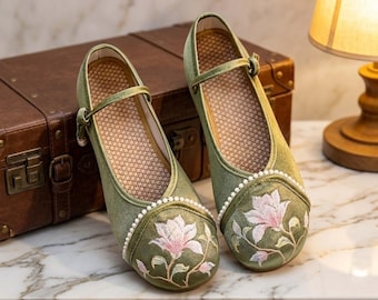 ヴィンテージ風花柄刺繍入りフラットシューズ（サテン素材）｜コテージコア風ボタニカルパールトリムドレスシューズ｜ロマンティックなフェアリーコアウェディングシューズ