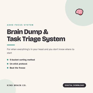 Könnte beinhalten: Ein digitaler Download mit dem Titel ADHD Focus System Brain Dump & Task Triage System. Es enthält eine 5-Eimer-Sortiermethode, ein Un-Stick-Protokoll und Schritte gegen die Erstarrung. Design mit rosa Gehirnsymbol auf cremefarbenem Grund, dunkler Text.