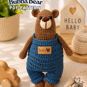 Puede incluir: Un oso marrón tejido a ganchillo con un peto azul con un parche de "bebé". El oso tiene un hocico marrón claro y forma parte de un patrón PDF. El texto "Bubba Bear PDF PATTERN" se muestra en la parte superior de la imagen.