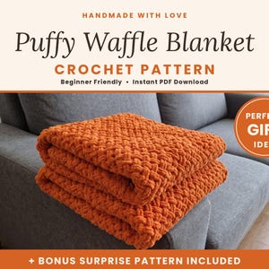 Könnte beinhalten: Eine gefaltete, grobe Häkeldecke in gebranntem Orange mit waffelartiger Struktur. Das Bild enthält den Text: HANDMADE WITH LOVE, Puffy Waffle Blanket, CROCHET PATTERN, Beginner Friendly, Instant PDF Download, PERFECT GIFT IDEA, + BONUS SURPRISE PATTERN INCLUDED.