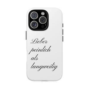 Könnte beinhalten: Weißes Handycase mit schwarzem Kameramodul und dem deutschen Satz "Lieber peinlich als langweilig" in eleganter Schrift. Das Case hat eine glänzende Oberfläche und ein schlankes Design.