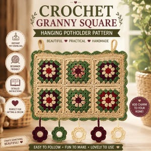 Op de afbeelding: Een haakpatroon voor een hangende pannenlap met granny squares, bestaande uit zes vierkante motieven in beige, donkergroen en bordeauxrood. Het rechthoekige werk heeft een geschulpte groene rand, twee ophanglussen en vijf bloemvormige ringen.