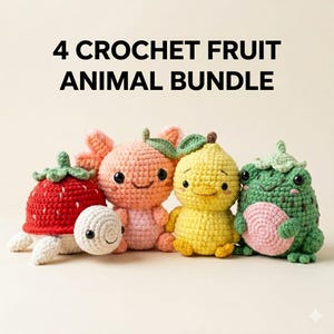 Op de afbeelding: Vier gehaakte dierenfiguren met fruitthema, waaronder een rode aardbei-schildpad, een perzikkleurige axolotl, een geel peertje-kuiken en een groene kikker met een aardbeienbovenkant. De tekst 4 CROCHET FRUIT ANIMAL BUNDLE staat boven de figuren.
