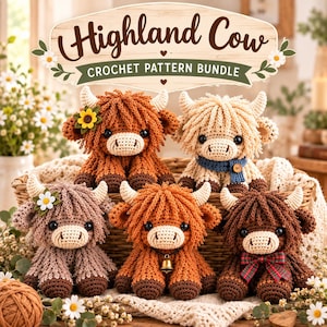 Könnte beinhalten: Fünf gehäkelte Highland-Rinder-Plüschtiere in einem Korb. Das Schild oben zeigt Highland Cow CROCHET PATTERN BUNDLE. Die Rinder sind braun, beige und cremefarben mit Details wie einer Sonnenblume, einem blauen Schal, einer Blume und einer Schleife.