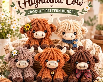 Könnte beinhalten: Fünf gehäkelte Highland-Rinder-Plüschtiere in einem Korb. Das Schild oben zeigt Highland Cow CROCHET PATTERN BUNDLE. Die Rinder sind braun, beige und cremefarben mit Details wie einer Sonnenblume, einem blauen Schal, einer Blume und einer Schleife.