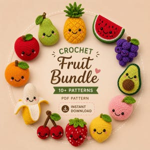 Puede incluir: Una colección de frutas tejidas a ganchillo dispuestas en círculo, incluyendo pera, piña, sandía, uvas, aguacate, melocotón, limón, fresa, cerezas, plátano, naranja y manzana. El texto dice: CROCHET Fruit Bundle 10+ PATTERNS PDF PATTERN.